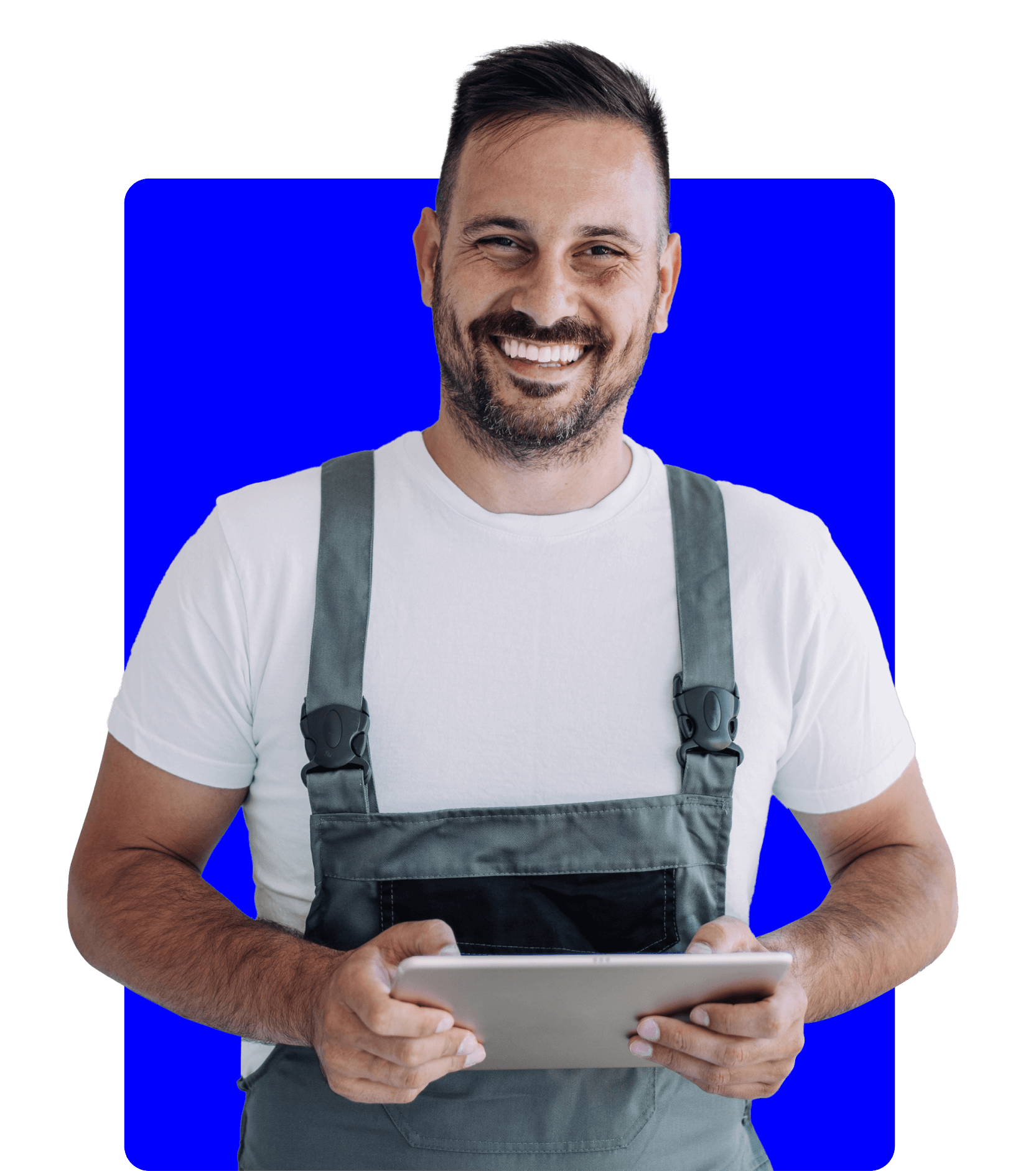 Ein grinsender Handwerker hält ein Tablet in den Händen.